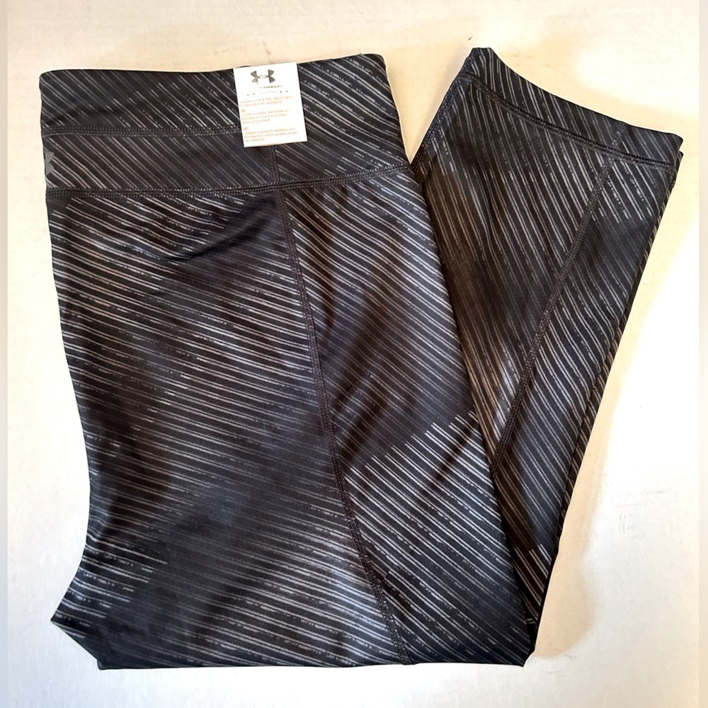 Under Armour fitted cropped black and gray patterned legging Sz Large NWT. I1